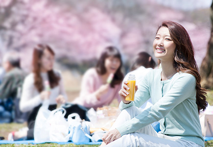 桜を楽しむ女性たち