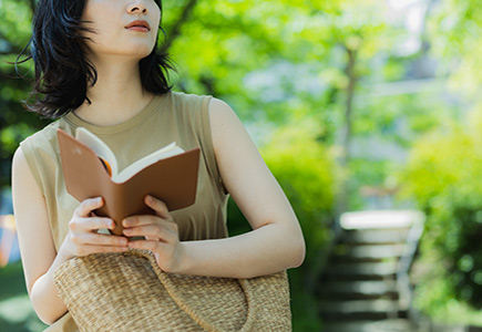 公園のベンチで読書