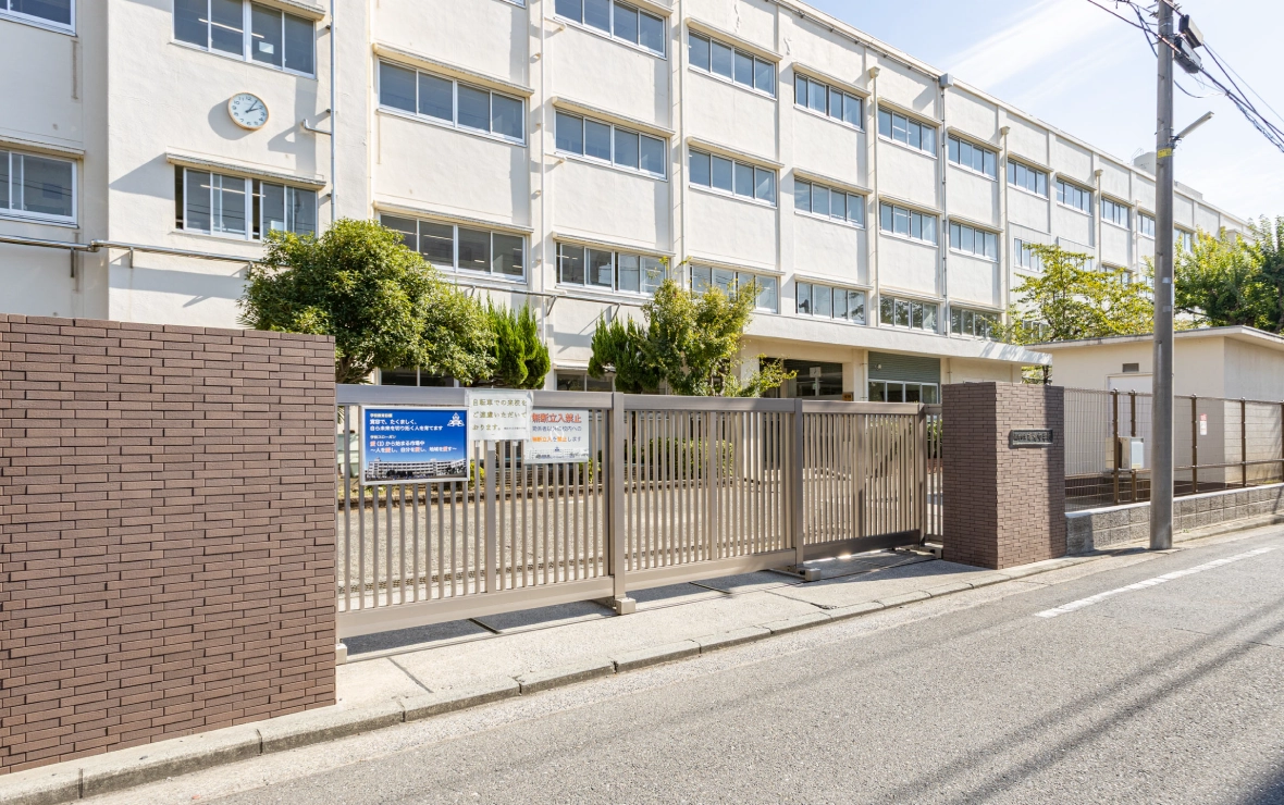 市場中学校 約70ｍ （徒歩1分）